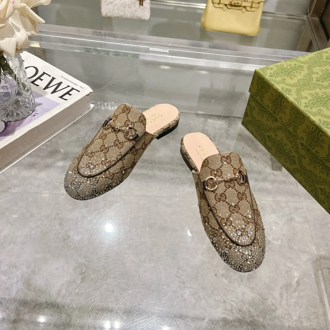 👟👟Ex-factory price 440👟👟 Burgundy G diamond (35-41) (41/42 customized) As an outstanding representative of Gucci’s design heritage, the Jordaan series horsebit loafers vividly highlight the classic elegance. This shoe is made of the brand’s iconic monogram canvas, making it a timeless classic. The material of this shoe is soft, and the silhouette is exquisite and smooth, highlighting daily elegance. Angora red GG canvas Women Light gold tone hardware Horsebit faceted crystal detail Leather sole